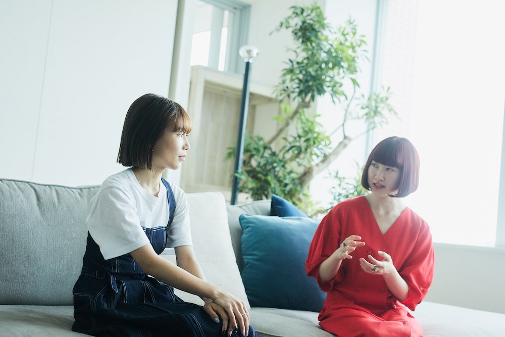 エシカルファッションプランナーとして活躍する鎌田安里紗さん（左）と、 『LEBECCA boutique』の総合ディレクターを務める赤澤えるさん